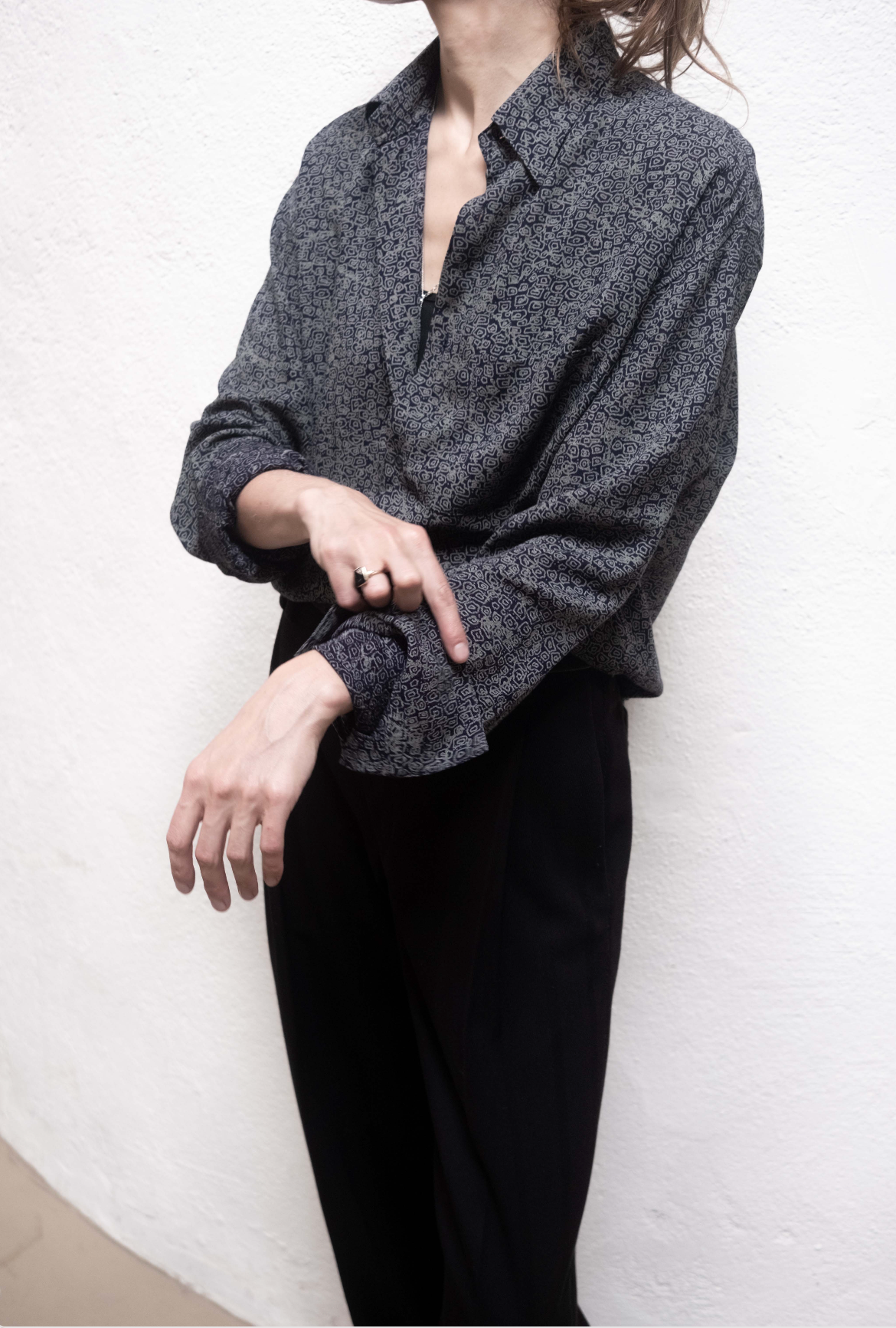 Dress Shirt in Dark Blue Party Print Tencel